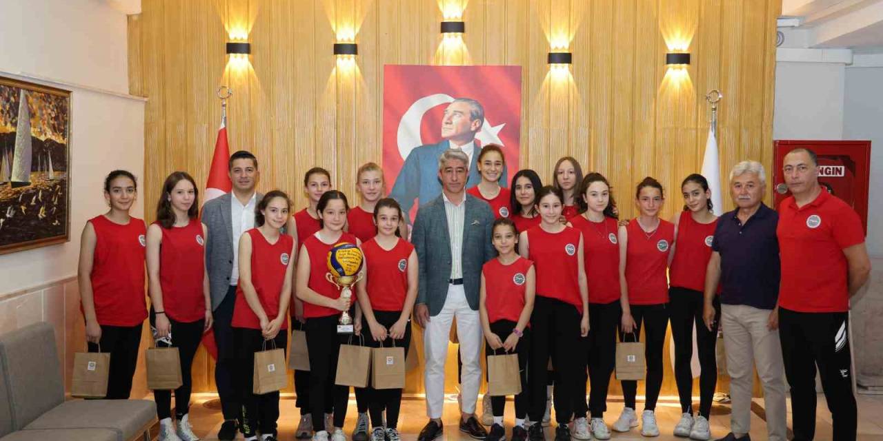Marmaris Belediye Başkanı Oktay, Başarılı Sporcuları Ağırladı