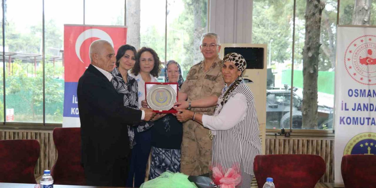 Jandarma, Huzurevi Sakinlerini Ağırladı