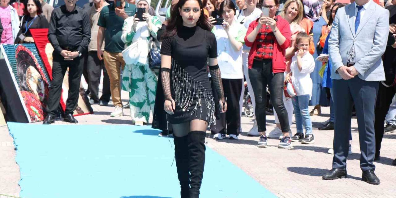 Atık Malzemelerden Kıyafet Defilesi