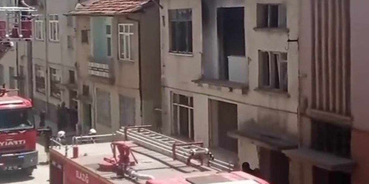 Elazığ’da Çatı Yangını, Büyümeden Söndürüldü