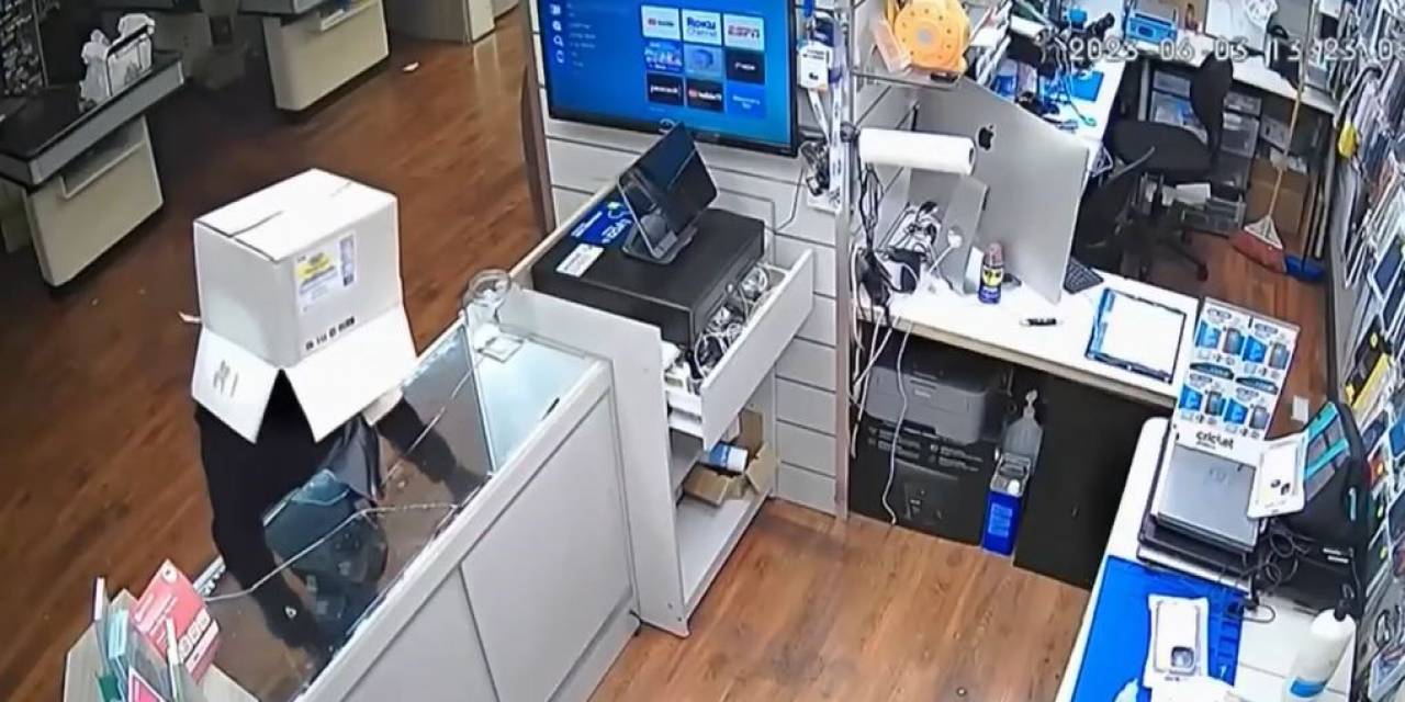 Hırsız Kafasına Geçirdiği Koliyi Çıkarınca Yakayı Ele Verdi