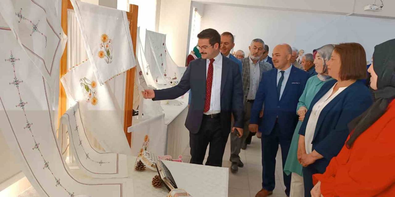 Şuhut Halk Eğitim Merkezi Yıl Sonu Sergisi Açtı