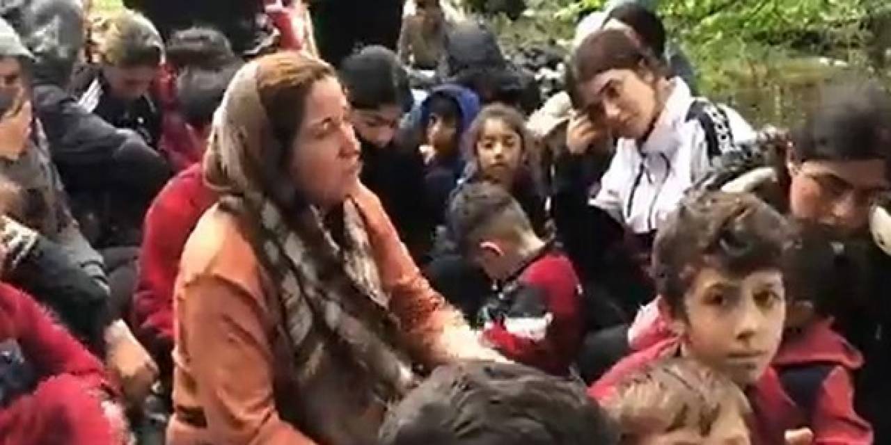 Göçmenler Yunanistan’da Nehirdeki Adacıkta Mahsur Kaldı