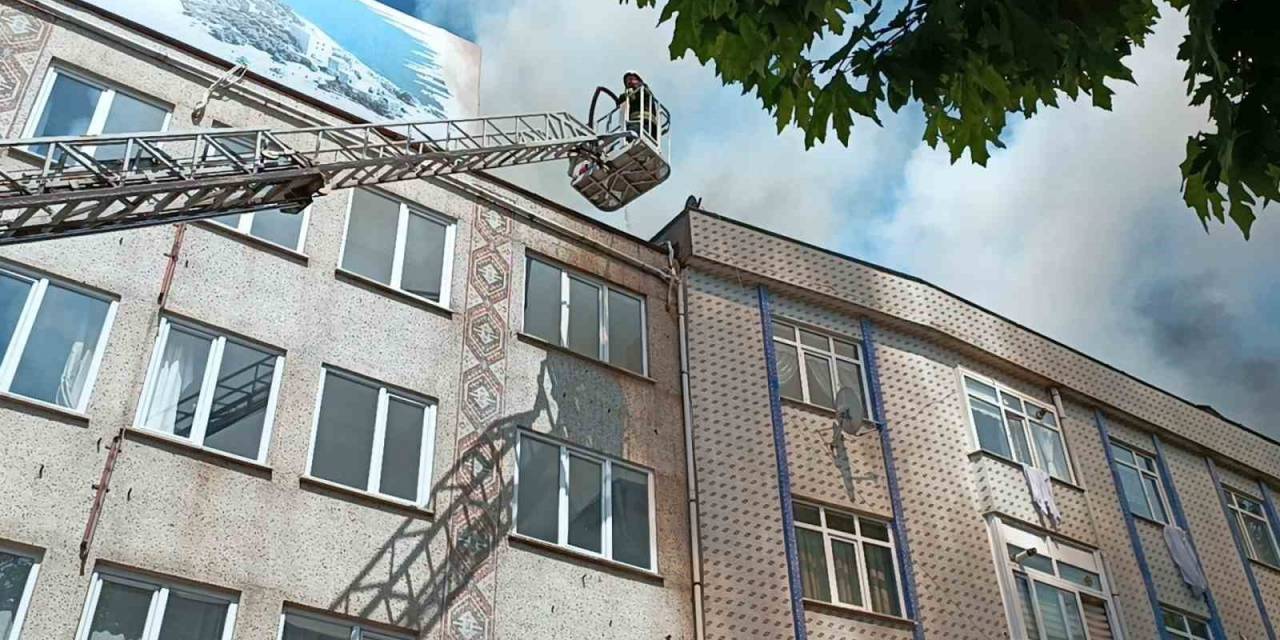 Tadilat Yapılan Çatı Alevlere Teslim Oldu: O Anlar Kamerada