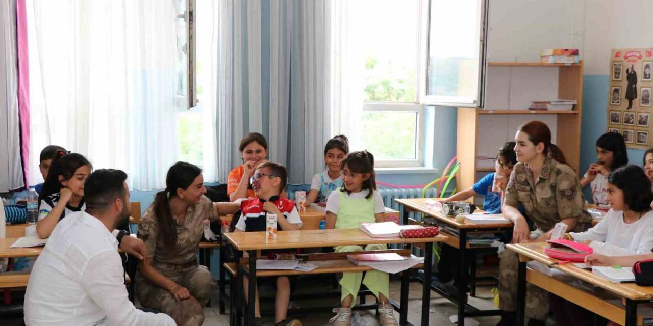 Bingöl’de Jandarma Ekipleri, Hasta Çocuğa Doğum Günü Sürprizi Yaptı