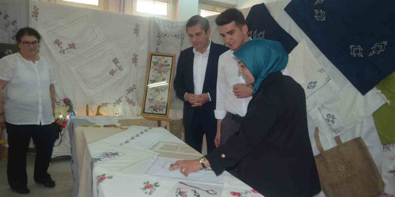 Kursiyerlerin Sergisi Göz Kamaştırdı