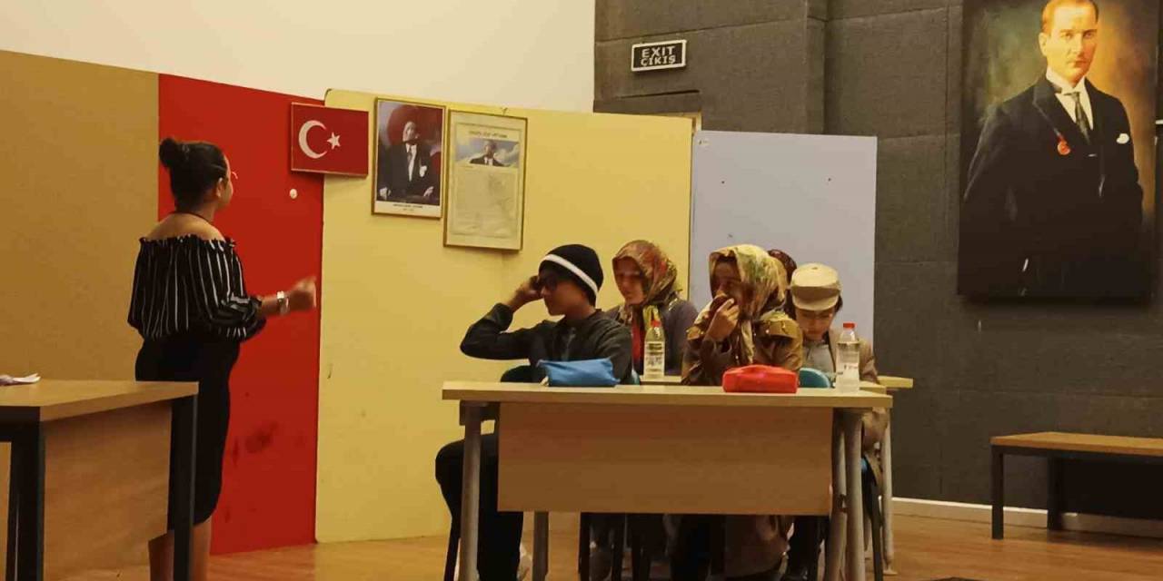 Sarıgöl’de ’sınavsız Hava Sahası’ Adlı Tiyatro Oyunu Sahnelendi