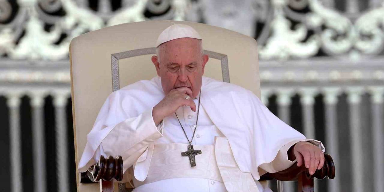 Papa Francis Ameliyat İçin Hastaneye Kaldırıldı