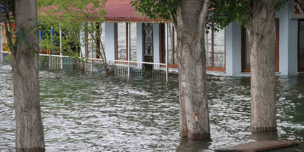 7 Yıl Sonra İlk Kez Doldu, Yol Ve Sosyal Tesis Sular Altında Kaldı