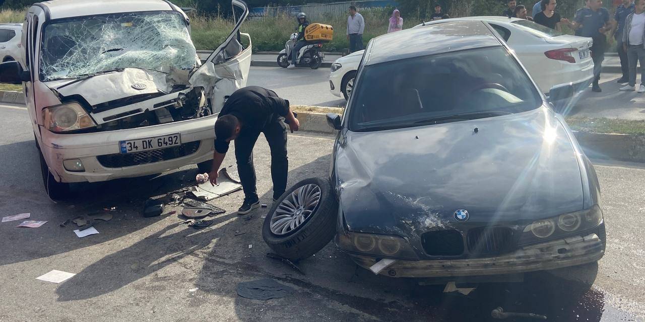 Sancaktepe’de Otomobil İle Minibüs Kafa Kafaya Çarpıştı: 4 Yaralı