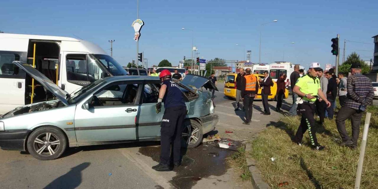Samsun’da Minibüs Kavşakta İki Araca Çarptı: 7 Yaralı