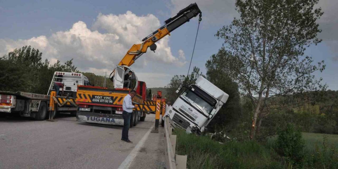 Devrilen Tırdan Yara Almadan Kurtuldu