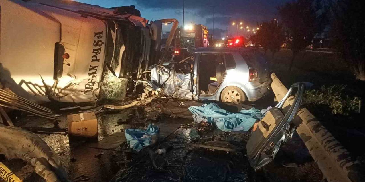 Tem’de Tır Bariyerleri Aşarak Karşı Şeritteki Araca Çarptı: 1 Ölü, 4 Yaralı