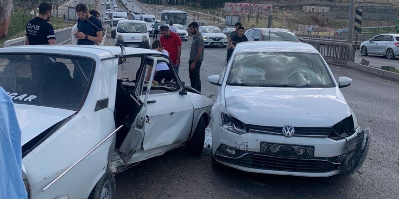 İki Otomobil Çarpıştı: 4 Yaralı
