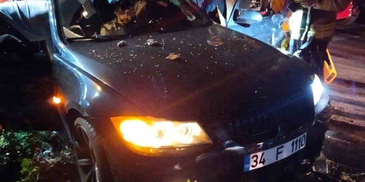 Kadıköy’de Kontrolden Çıkan Araç Aydınlatma Direğine Çarptı: 1 Ağır Yaralı