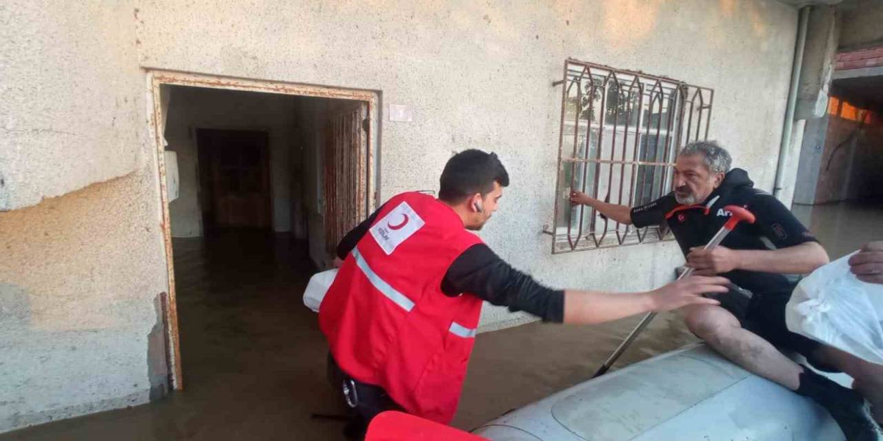 Samsun’da Afad Ve Kızılay Selzedelerin İmdadına Yetişti