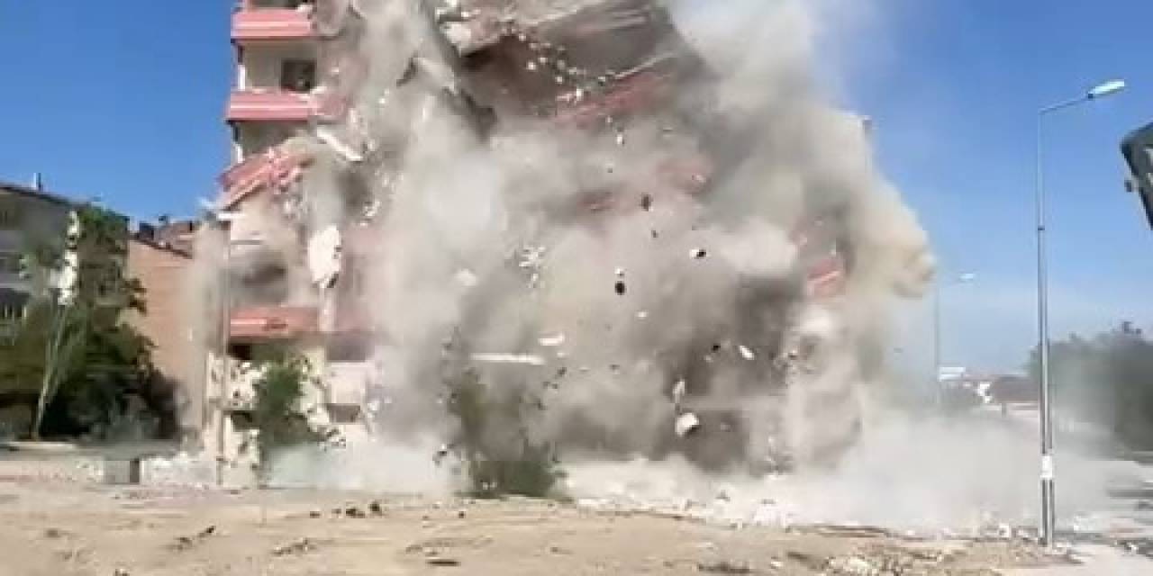 Elazığ’da Ağır Hasarlı Bina, Tek Dokunuşla Yerle Bir Oldu