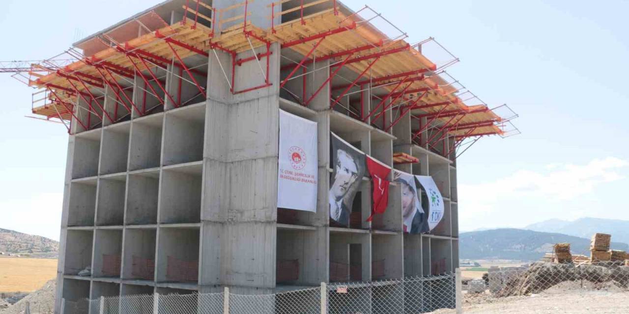 Depremzedeler İçin Mesai Sürüyor, Konutlar Yükseliyor