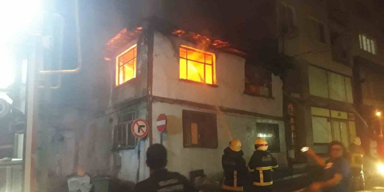 Bursa’da 2 Katlı Ahşap Ev Alev Alev Yandı