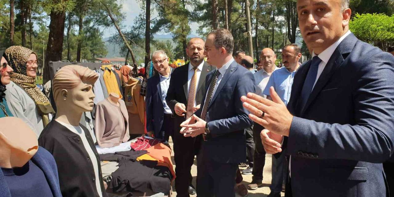 Orhaneli’nde Şölen Havasında Yılsonu Sergisi