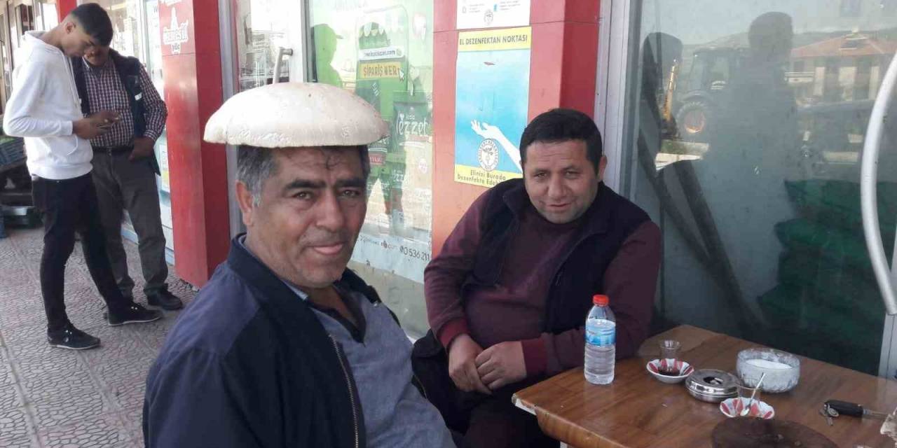Mantarın Büyüklüğüne Şaşırdı, Şapka Gibi Kafasına Geçirdi