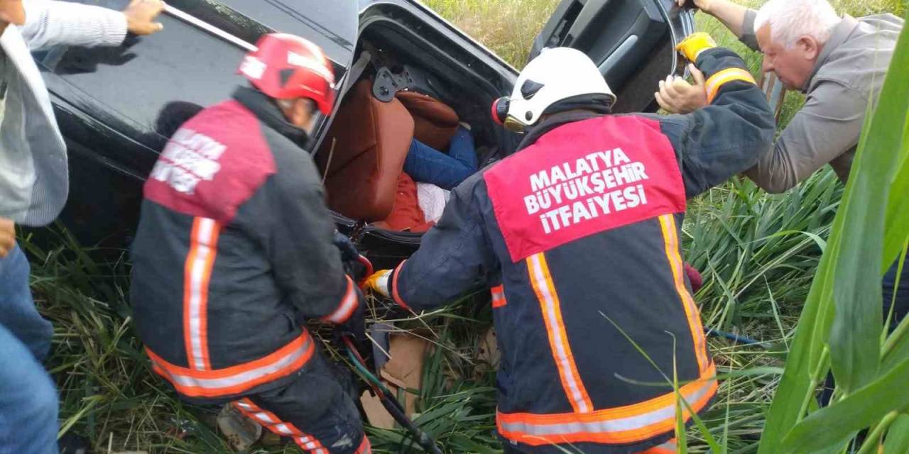 Otomobil Elektrik Direğine Çarptı: 1 Ölü, 4 Yaralı