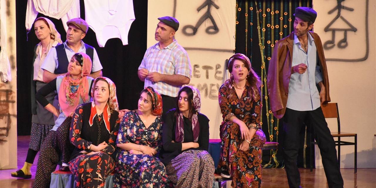 Öğretmenlerin Kurduğu Tiyatro Topluluğunun Gösterisi Yoğun İlgi Gördü