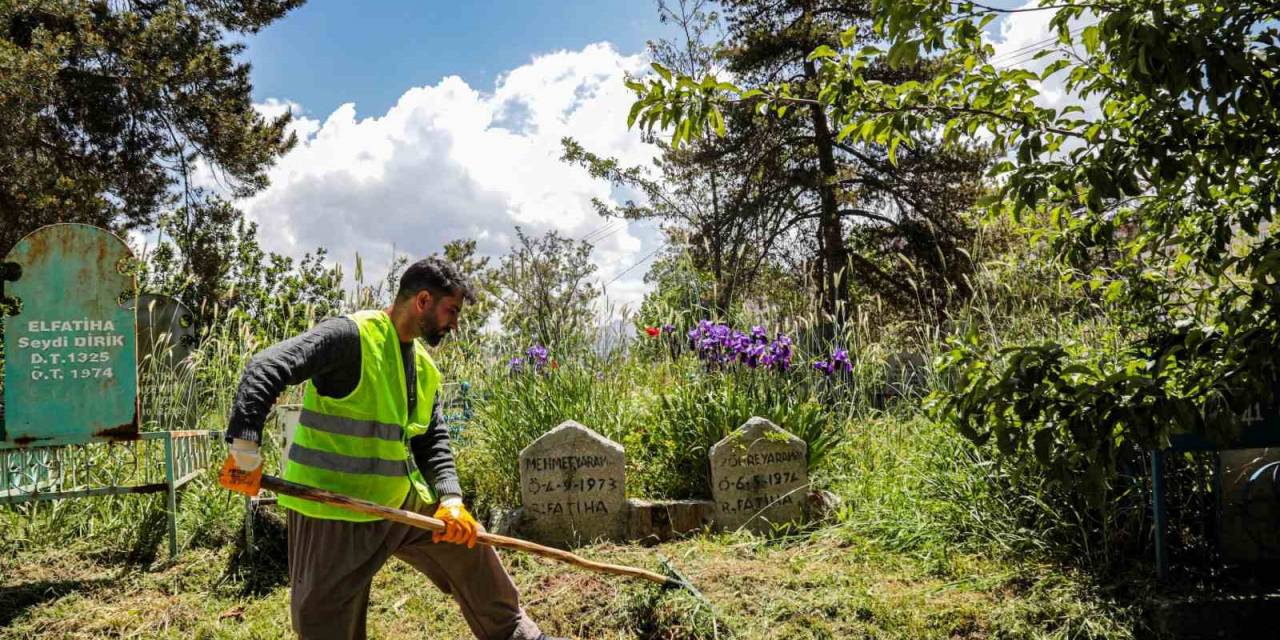 Van Büyükşehir’den Mezarlıklarda Bakım Ve Temizlik Çalışması