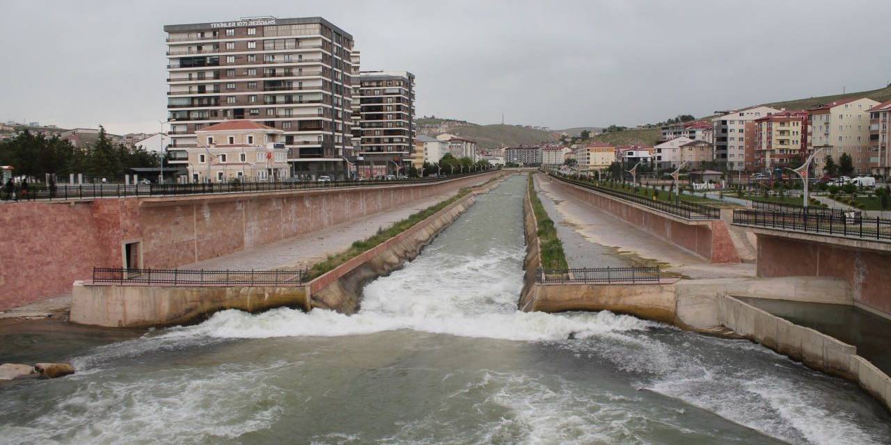 Rafting Yapmak İsteyen Gençlerin Diyaloğu Yüzlerde Tebessüm Oluşturdu