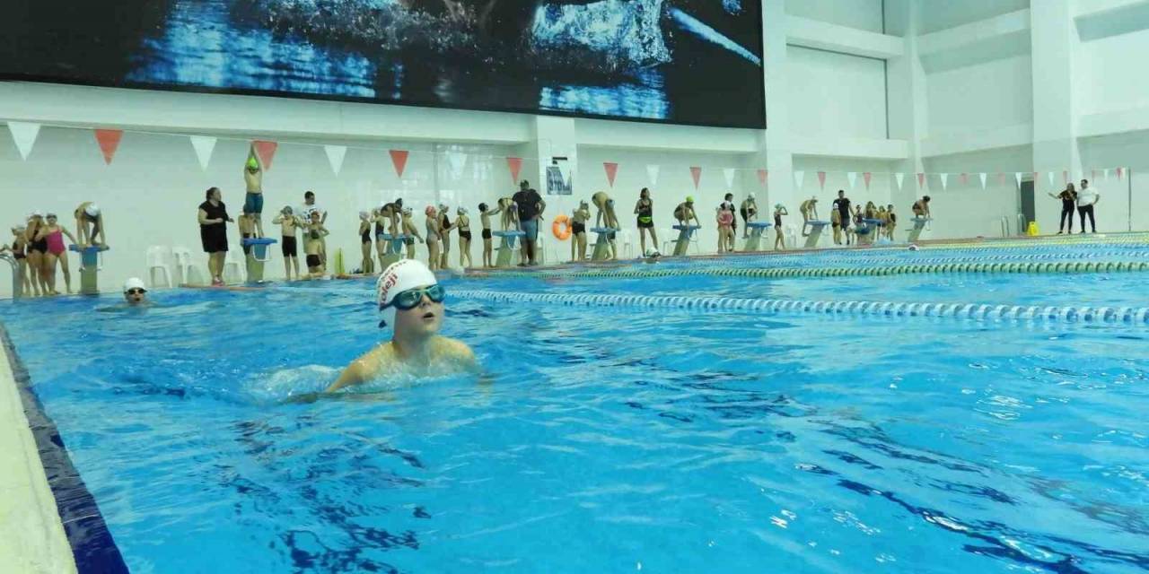 Adnan Menderes Yüzme Havuzuna Yoğun İlgi