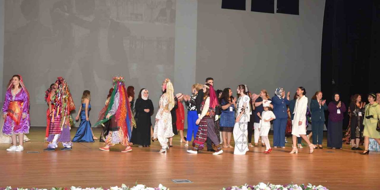 Halk Eğitim Kursiyerleri ‘dünden Bugüne Zarafet’i Defileyle Anlattı