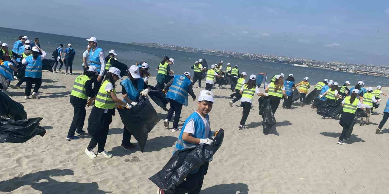 Büyükçekmece’de Minik Eller, Marmara Denizi İçin Çöp Topladı
