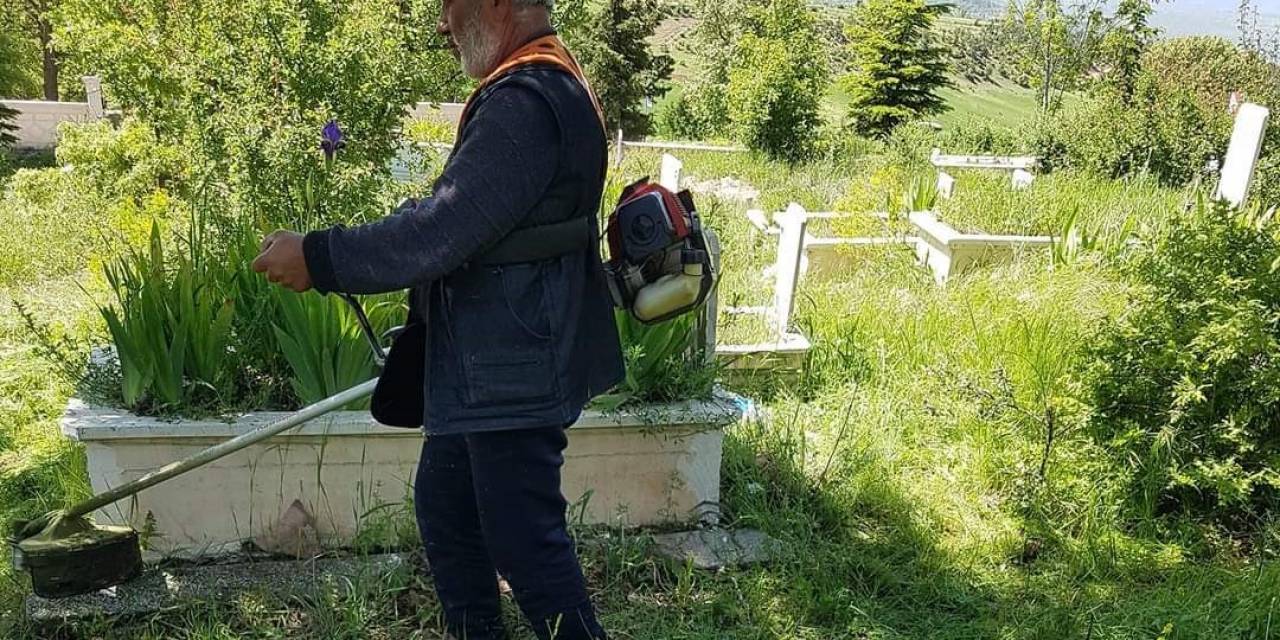 Hisarcık’ın Karbasan Köyünde Gönüllülerden Mezarlık Temizliği