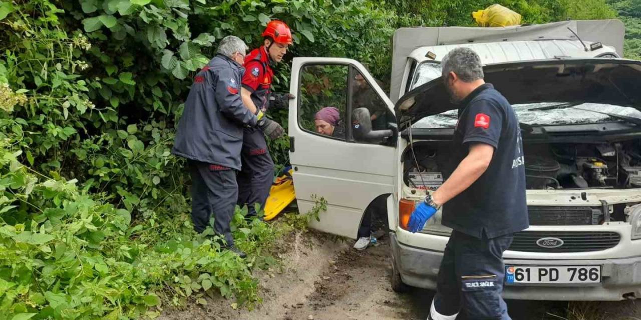 Trabzon’da Araç Köy Yolundan Karayoluna Düştü: 3 Yaralı