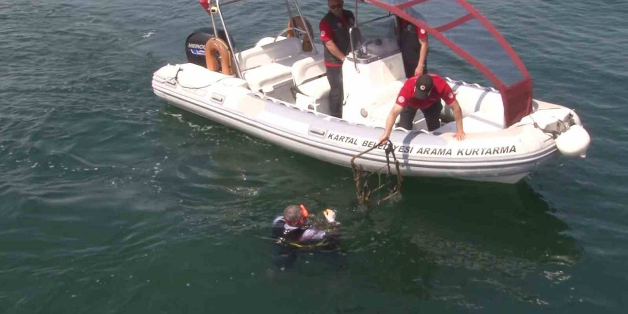 Kartal’da Dalgıçlar Tarafından Marmara Denizi Dibinde Temizlik Yapıldı