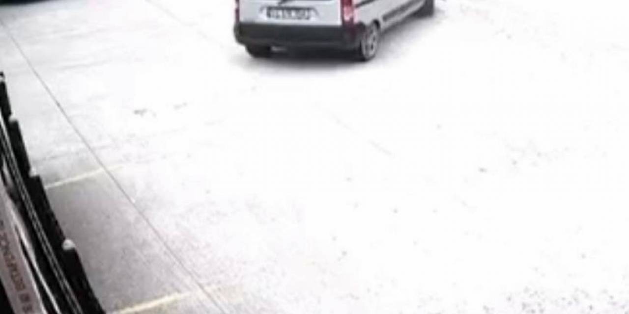 Yola Kontrolsüz Çıkan Otomobil Kazaya Sebep Oldu