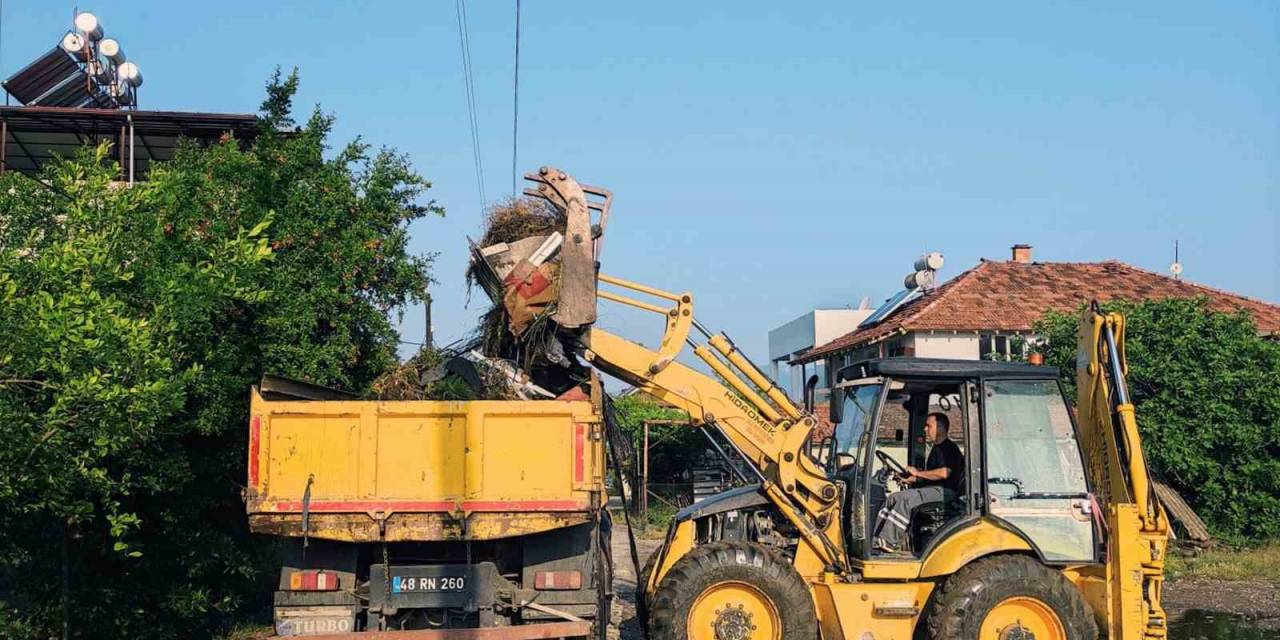 Ortaca’da Yol Kenarlarındaki Büyüyen Otlar Temizleniyor