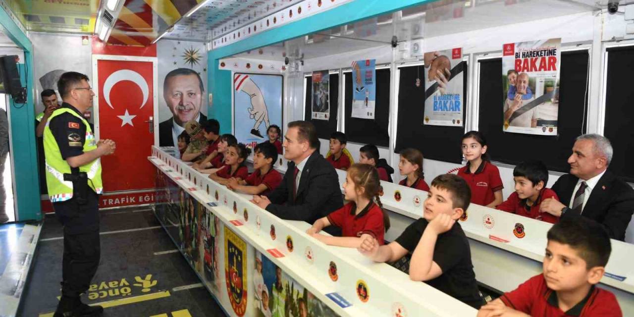 ‘mobil Trafik Eğitim Tırı’ Hakkari’de