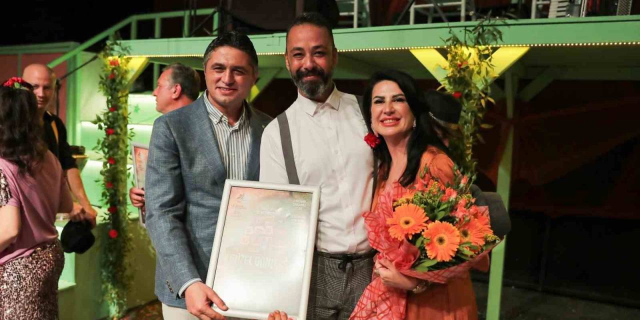 Aliağa Belediye Tiyatrosu Oyuncularından Muhteşem Performans