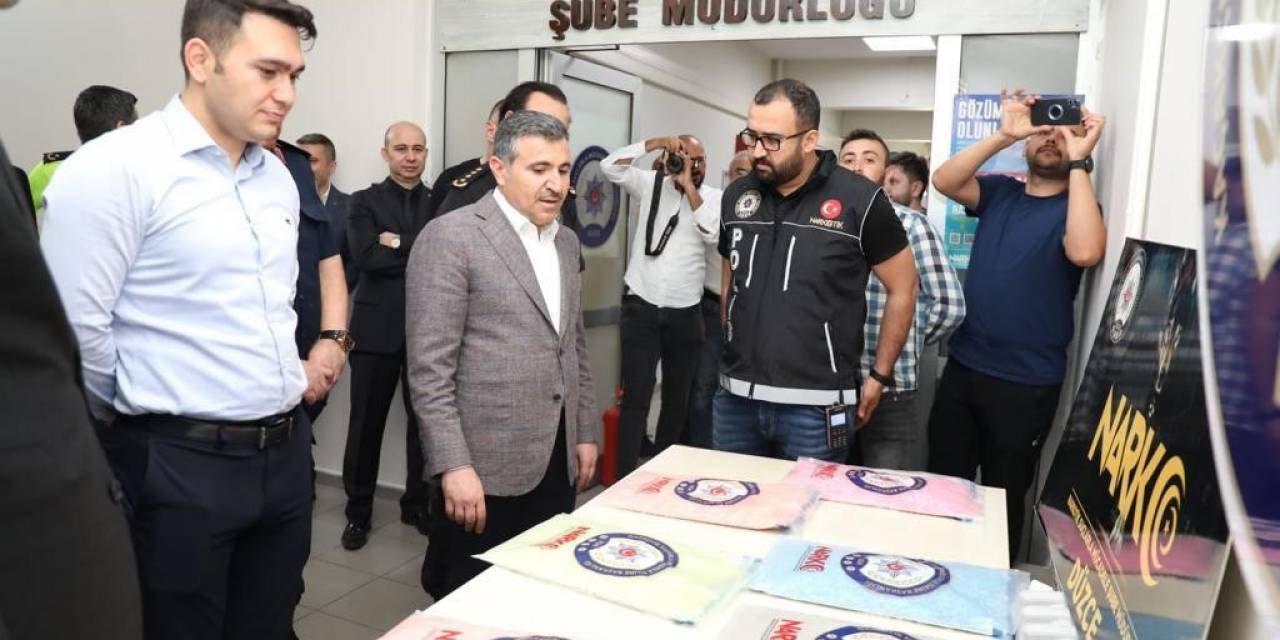 Tem’de Durdurulan Otomobil Uyuşturucu Deposu Çıktı: 34 Bin Hap Ele Geçirildi