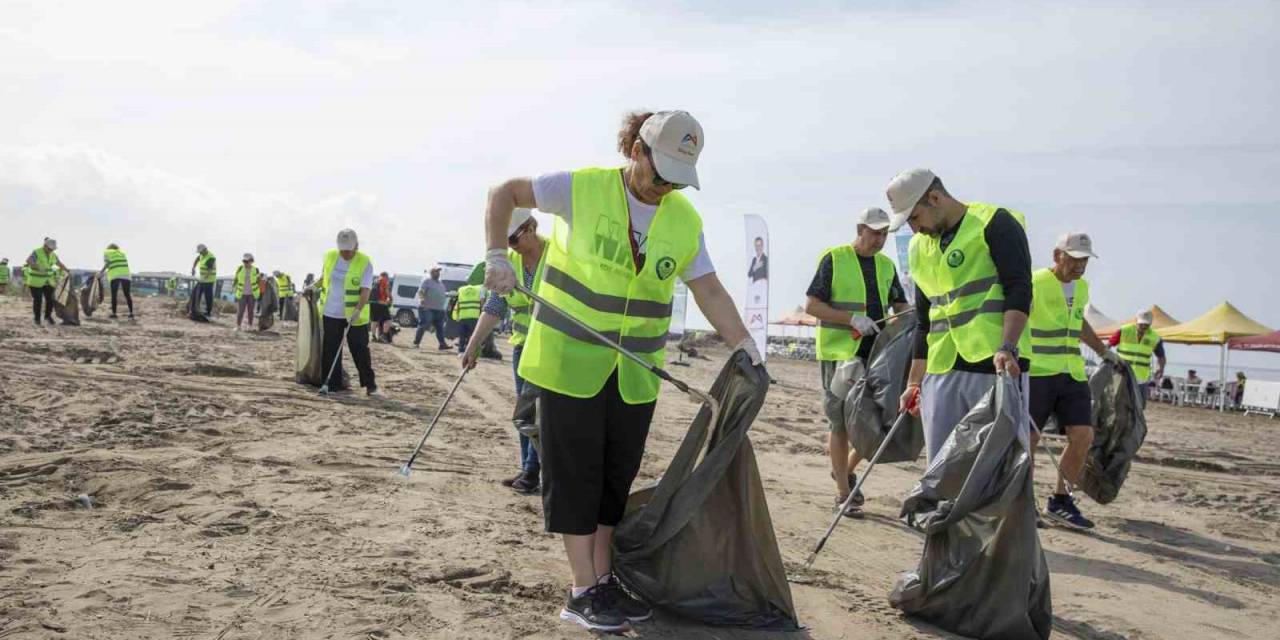 Mersin Büyükşehir Belediyesinden Sahil Temizleme Etkinliği