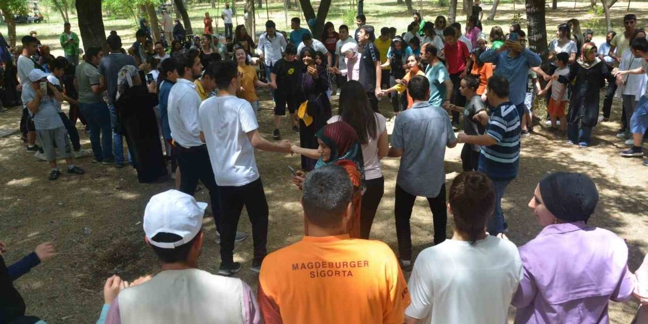 Diyarbakır’da Engelli Bireyler Piknikte Doyasıya Eğlendi