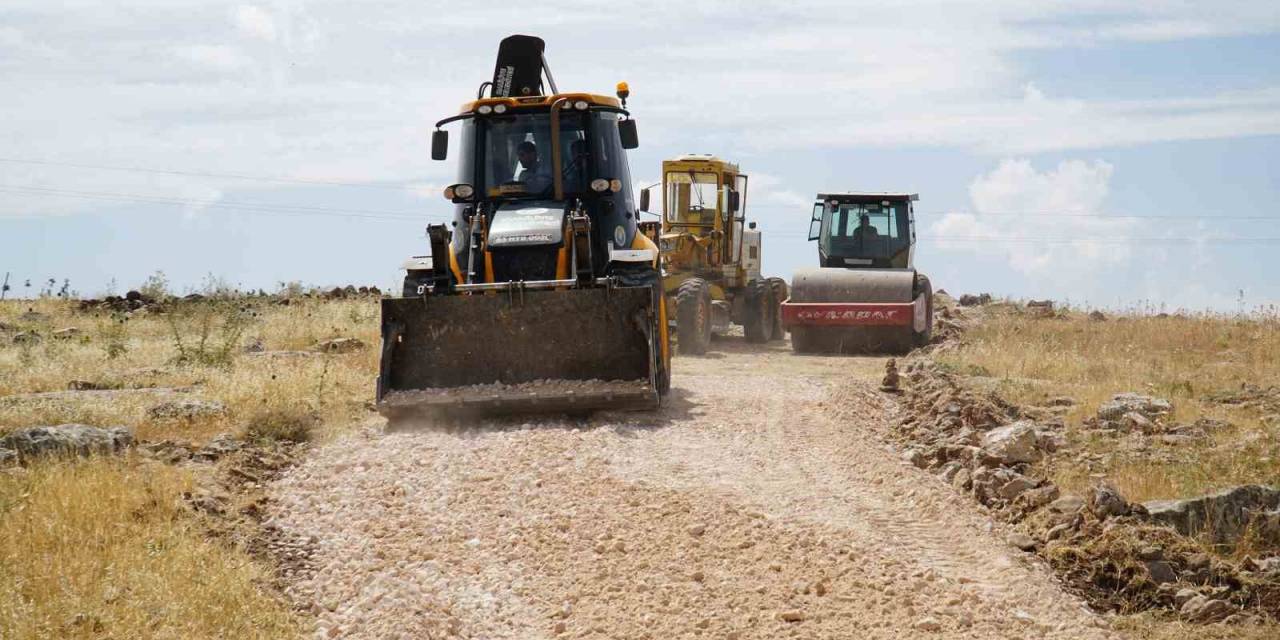Merkez Ve Kırsalda Yol Çalışmaları Devam Ediyor