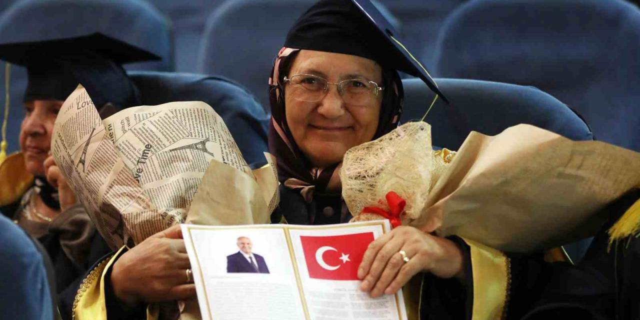 Okuma-yazma Öğrenen Kadınlar Kep Atarak Sertifika Almanın Mutluluğunu Yaşadı