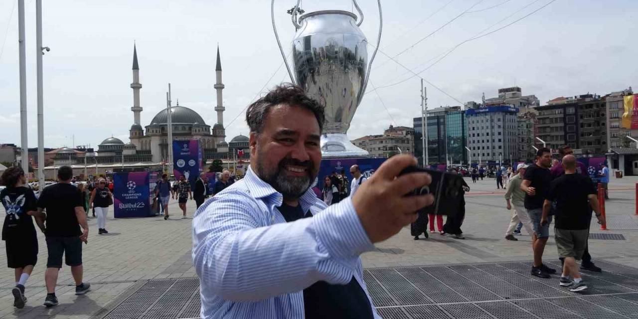 Taksim Meydanı’na Getirilen Dev Uefa Şampiyonlar Ligi Kupası Maketine Yoğun İlgi
