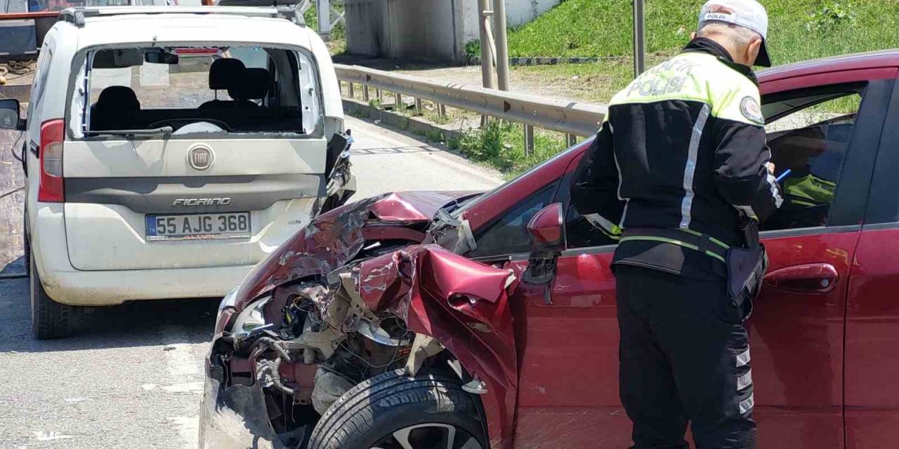 Samsun’da Otomobil Hafif Ticari Araçla Çarpıştı: 2 Yaralı