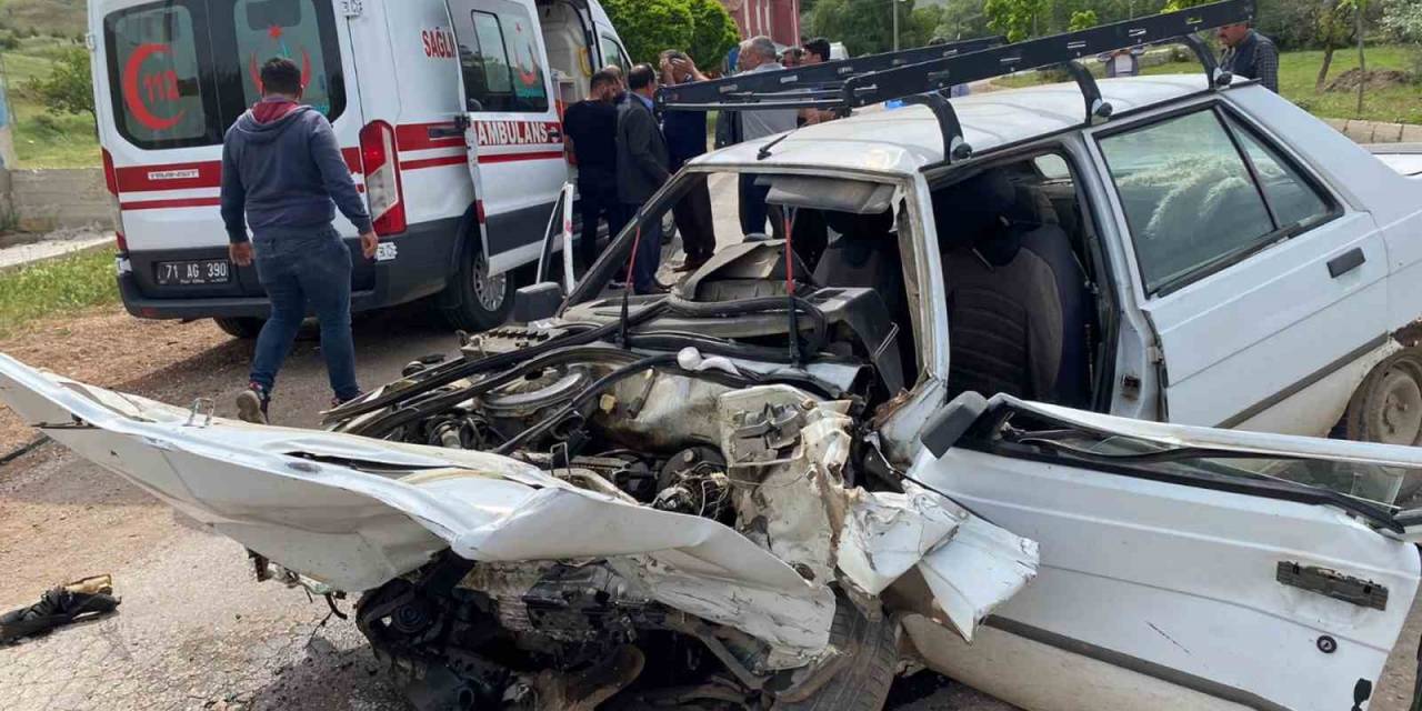 Tekeri Kopan Otomobil Okul Servisi İle Çarpıştı: 12’si Öğrenci 14 Kişi Hastaneye Kaldırıldı