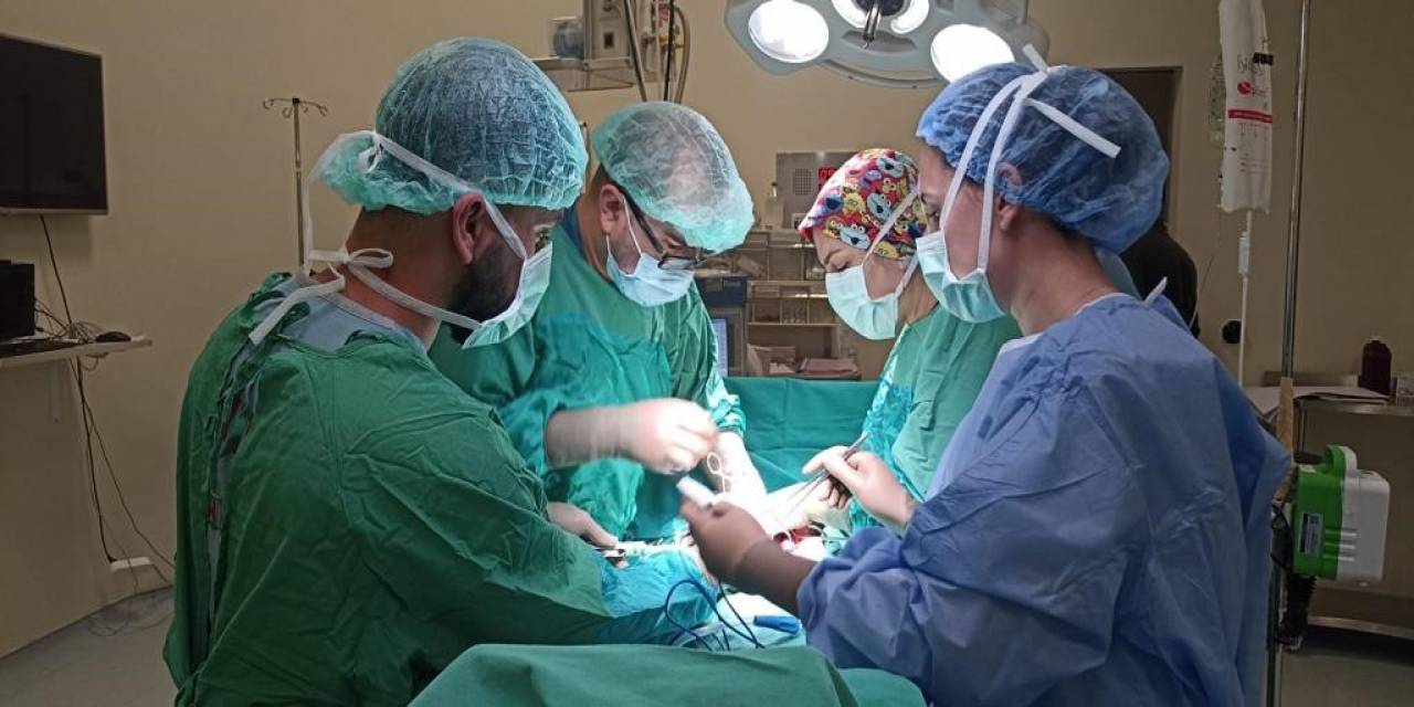 Bitlis’te 15 Haftalık Gebe Hastaya ‘torsiyone Over Kisti’ Ameliyatı