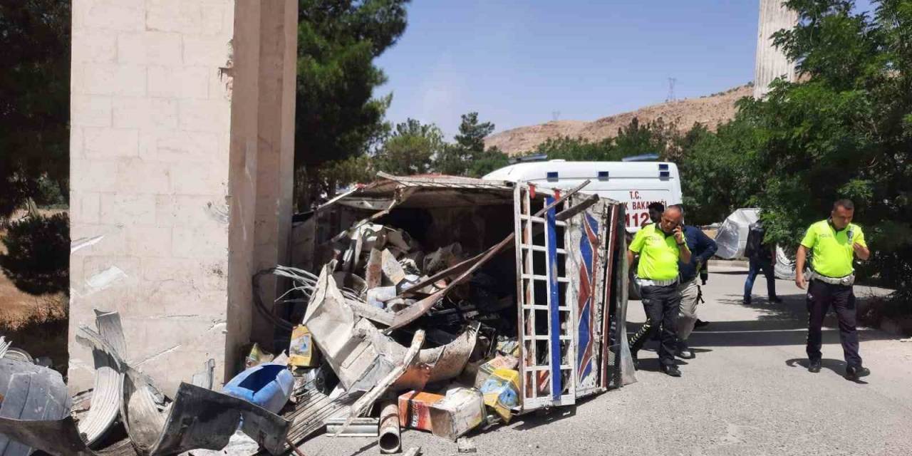 Mardin’de Hurda Yüklü Araç Devrildi: 1’i Ağır 2 Yaralı