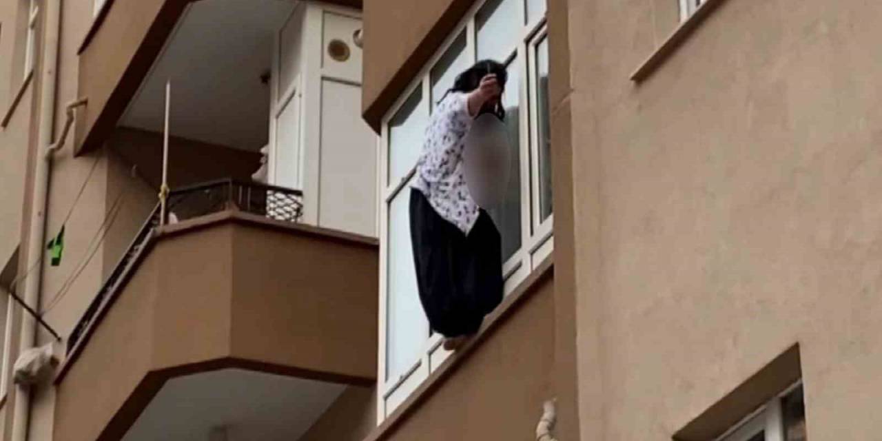 İtfaiyenin Açtığı Şişme Yatak Can Kurtardı